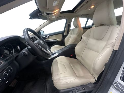 Used 2017 Volvo S60 T5 Dynamic image 10