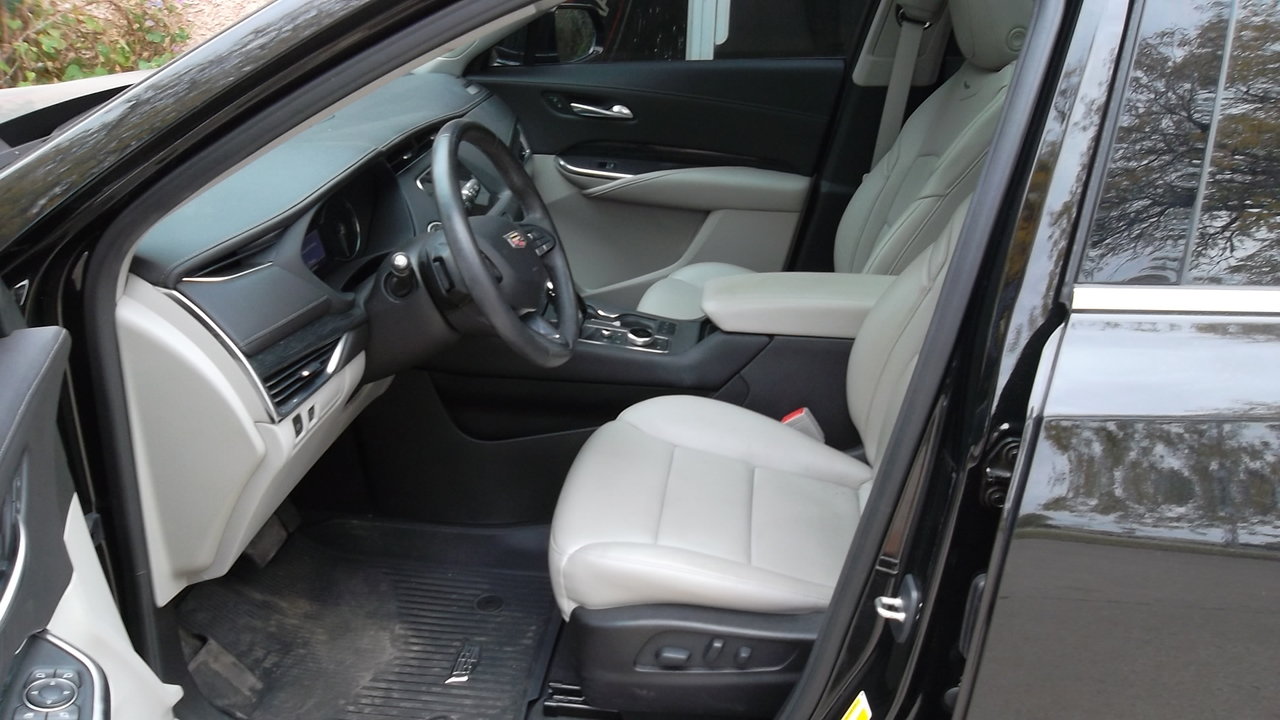 Used 2021 Cadillac XT4 Premium Luxury FWD image 7