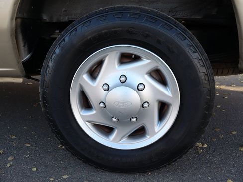 Used 2009 Ford E-350 and Econoline 350 Super Duty Wagon image 42