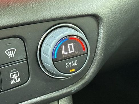 Used 2024 GMC Terrain SLT AWD/4WD image 30