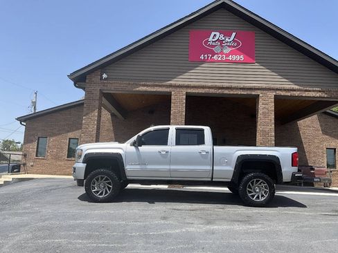 Used 2015 GMC Sierra 2500 Denali w/ Duramax Plus Package AWD/4WD image 23