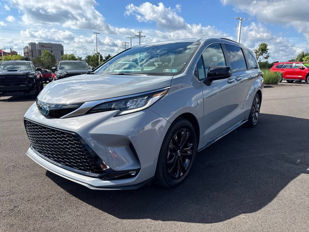 Certified 2023 Toyota Sienna XSE FWD image 3