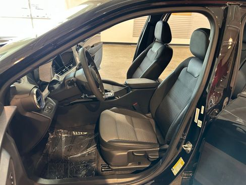 Used 2025 Chevrolet Trax LT FWD image 25