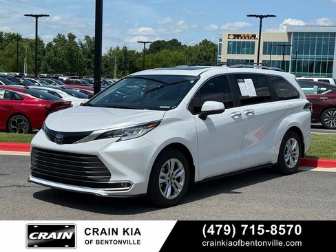 Used 2023 Toyota Sienna Limited FWD image 3
