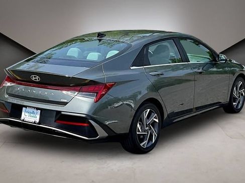 Used 2025 Hyundai Elantra Limited FWD image 6