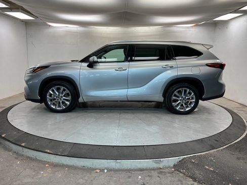 Used 2020 Toyota Highlander Limited image 2