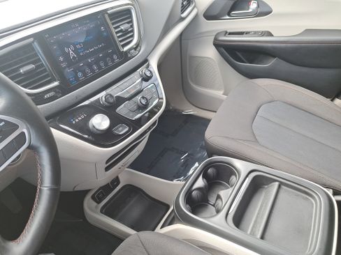 Used 2020 Chrysler Pacifica Touring w/ Cold Weather Group image 25