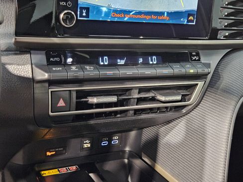 Used 2025 Toyota Camry SE FWD image 31