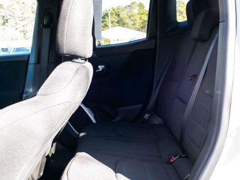 Used 2018 Jeep Renegade Latitude w/ Popular Equipment Group image 16