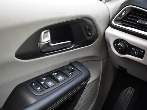 Used 2024 Chrysler Pacifica Touring-L FWD image 46