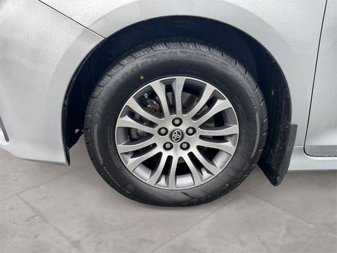 Used 2020 Toyota Sienna XLE w/ Carpet Mat Package image 14