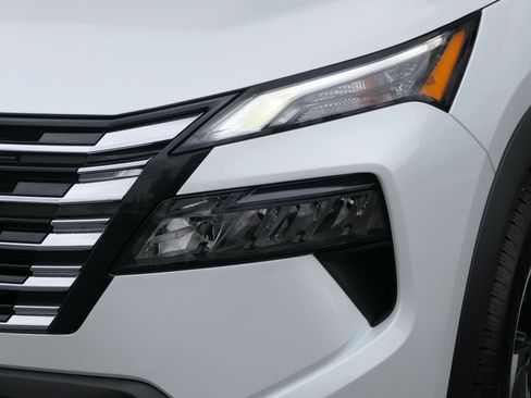 Used 2025 Nissan Rogue SV FWD image 9