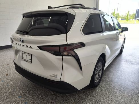 Used 2024 Toyota Sienna XLE FWD image 5