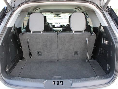 Used 2021 Ford Explorer XLT w/ Equipment Group 202A RWD image 19