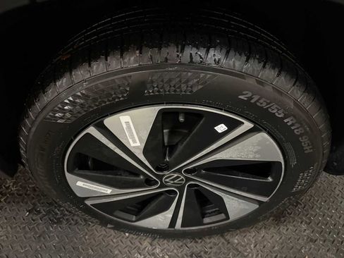 Certified 2025 Volkswagen Taos SE w/ Panoramic Sunroof Package image 9