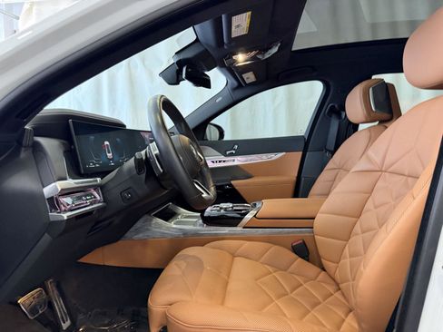Used 2025 BMW 740i xDrive image 5