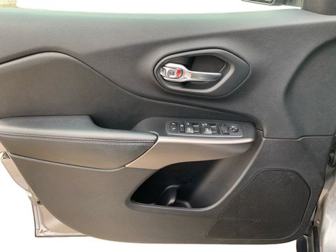 Used 2020 Jeep Cherokee Latitude w/ Cold Weather Group image 20