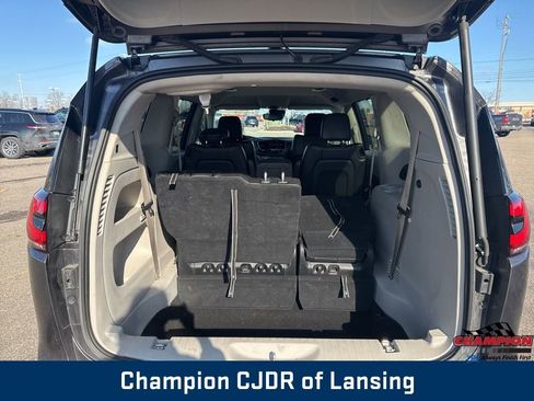 Used 2023 Chrysler Pacifica Touring-L image 11