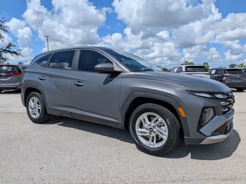 Used 2025 Hyundai Tucson SE FWD image 2