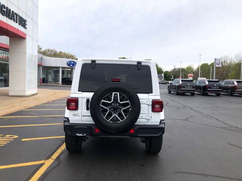 Used 2025 Jeep Wrangler Unlimited Sahara AWD/4WD image 4