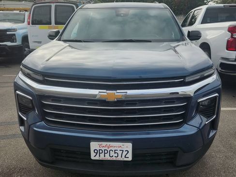 Used 2025 Chevrolet Traverse LT FWD image 1