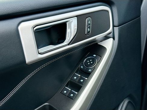 Used 2022 Ford Explorer XLT w/ Equipment Group 202A image 8