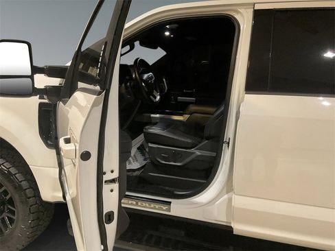 Used 2022 Ford F350 Lariat w/ Black Appearance Package image 12