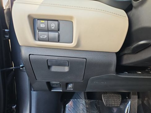 Used 2025 Toyota Highlander XLE FWD image 25