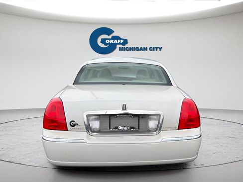 Used 2007 Lincoln Town Car Signature Limited RWD image 4