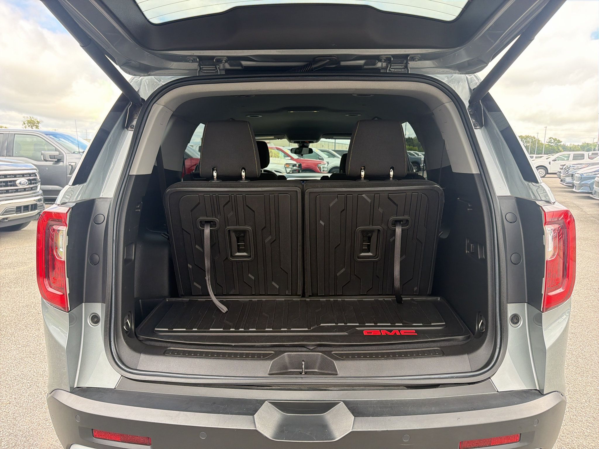 Used 2023 GMC Acadia SLE w/ Driver Convenience Package FWD image 29