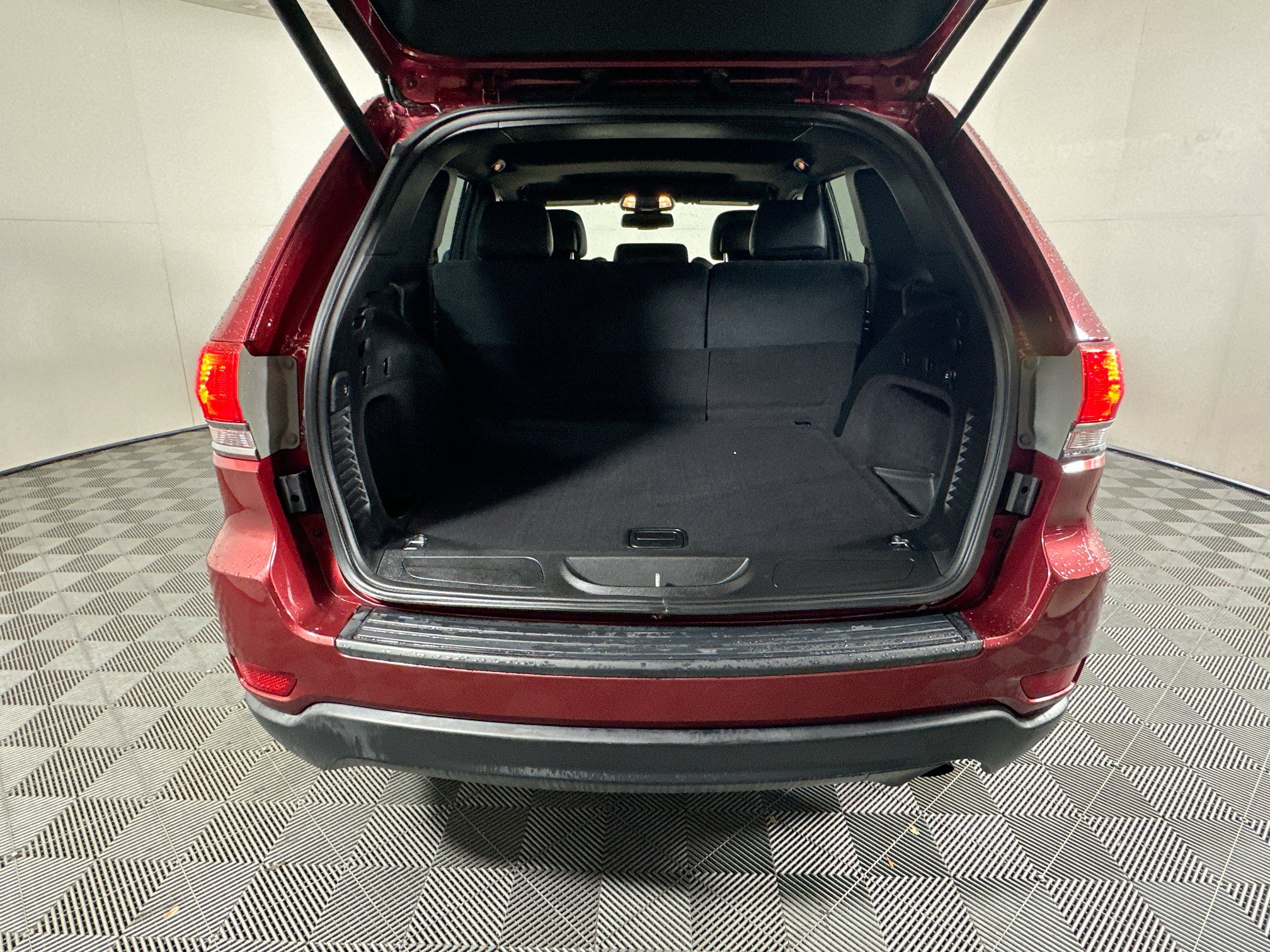 Used 2014 Jeep Grand Cherokee Laredo w/ Security & Convenience Group RWD image 30