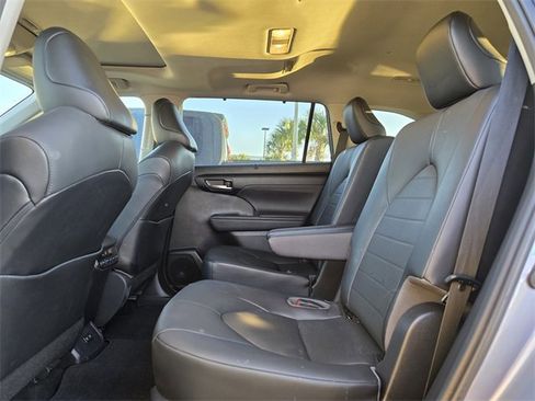 Used 2020 Toyota Highlander XLE image 17