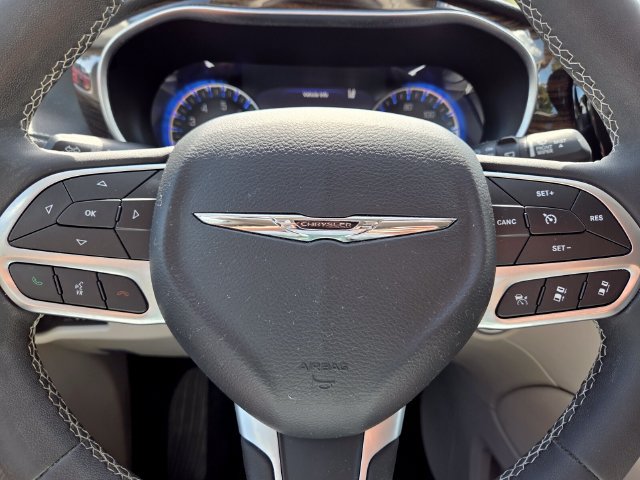 Used 2023 Chrysler Pacifica Limited FWD image 36