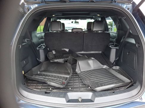 Used 2018 Ford Explorer XLT w/ Equipment Group 202A AWD/4WD image 29