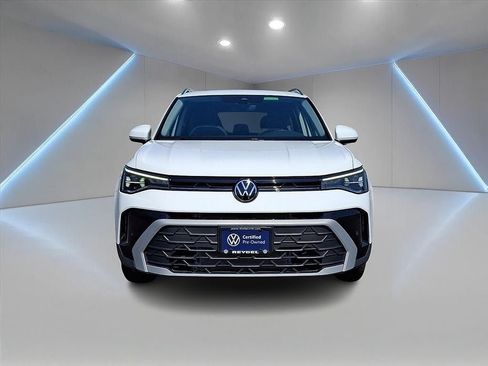 Certified 2025 Volkswagen Taos SE w/ Panoramic Sunroof Package FWD image 2