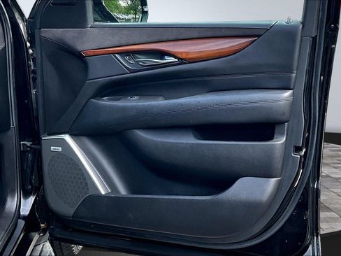 Used 2016 Cadillac Escalade ESV 2WD image 17
