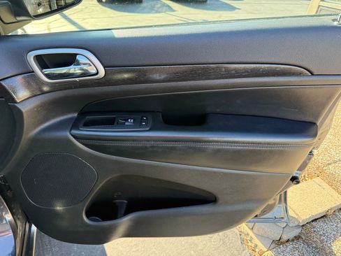 Used 2017 Jeep Grand Cherokee Altitude image 19