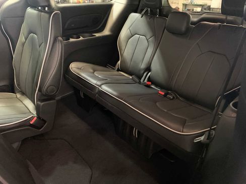 New 2026 Chrysler Pacifica Limited image 5