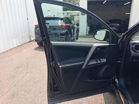 Used 2017 Toyota RAV4 LE AWD/4WD image 10