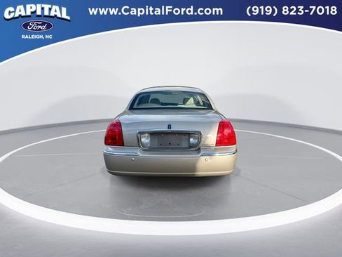 Used 2004 Lincoln Town Car Signature image 7
