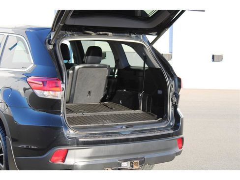 Used 2017 Toyota Highlander SE image 37