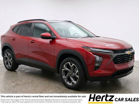 Used 2025 Chevrolet Trax LT FWD image 1