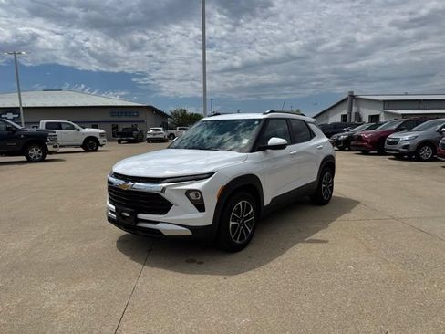 Used 2024 Chevrolet TrailBlazer LT w/ Convenience Package FWD image 3