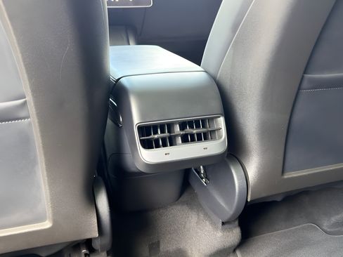 Used 2024 Tesla Model Y Long Range RWD image 35
