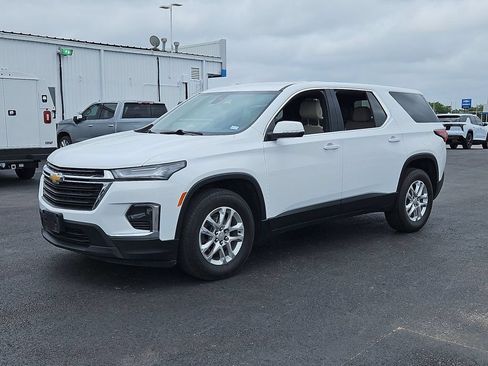 Used 2023 Chevrolet Traverse LS FWD image 2