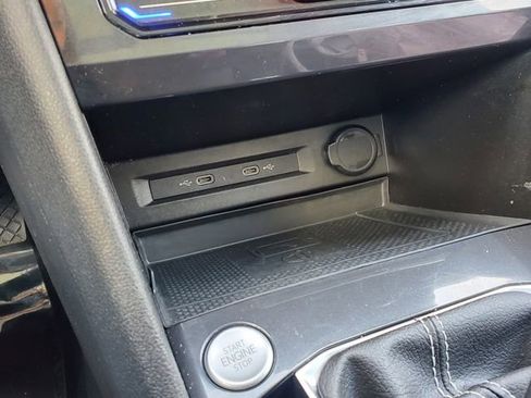 Used 2022 Volkswagen Tiguan SE w/ Panoramic Sunroof Package image 32