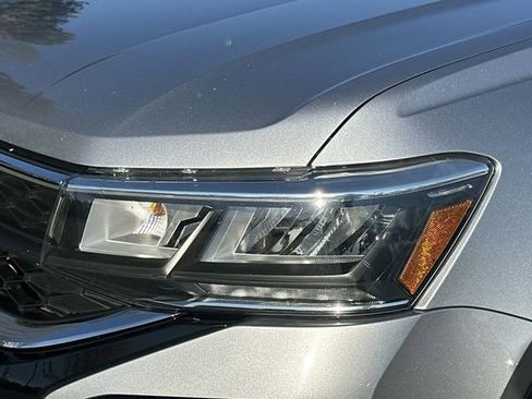 Certified 2022 Volkswagen Taos SE w/ Panoramic Sunroof Package image 9