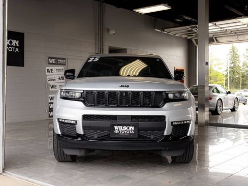 Used 2025 Jeep Grand Cherokee L Limited w/ Luxury Tech Group II AWD/4WD image 3