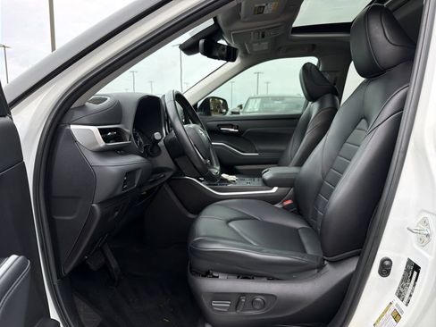 Used 2022 Toyota Highlander XLE FWD image 11