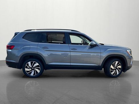 Used 2025 Volkswagen Atlas SE AWD/4WD image 2